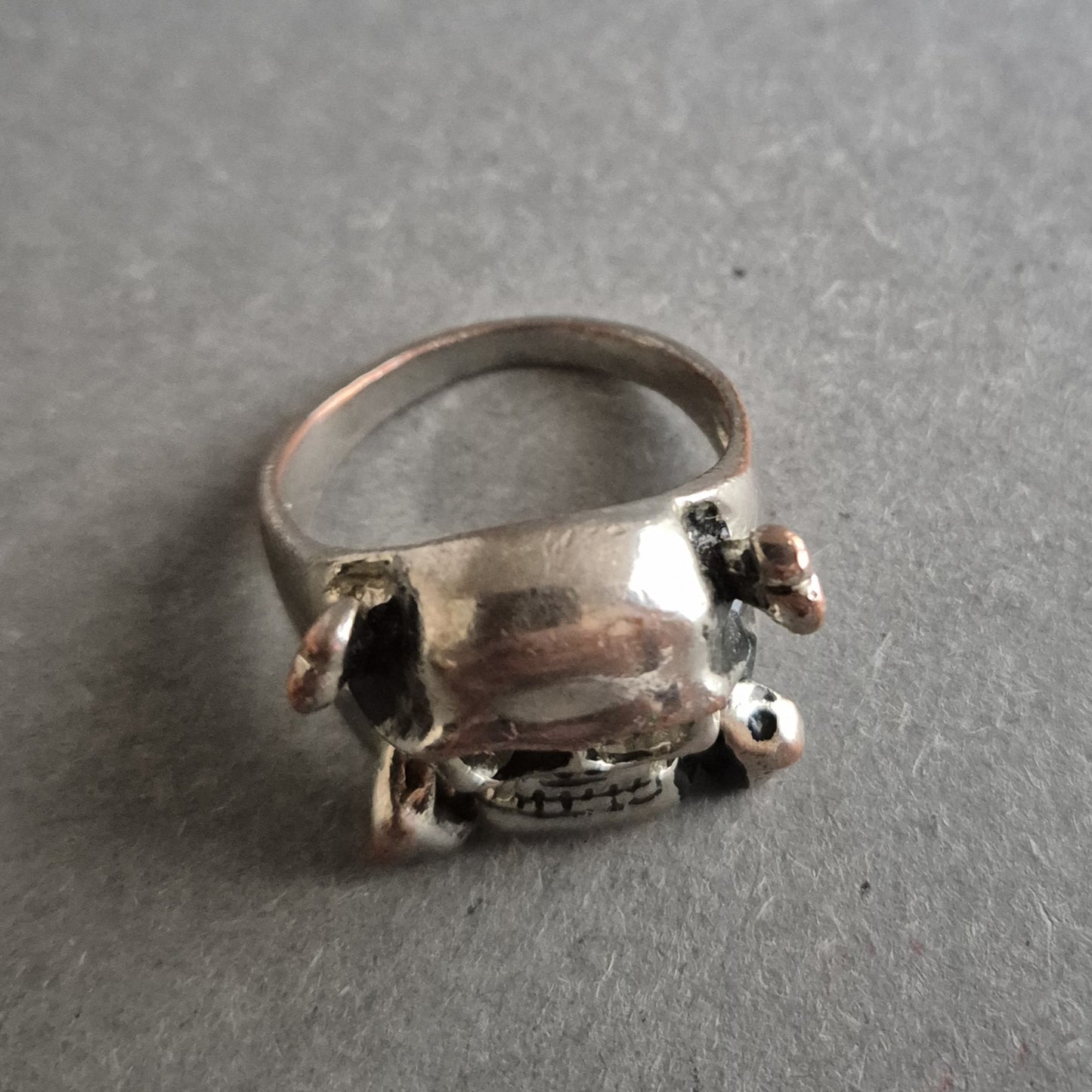 Silberfarbener Totenkopfring – Rockiger Look mit Bandana-Design