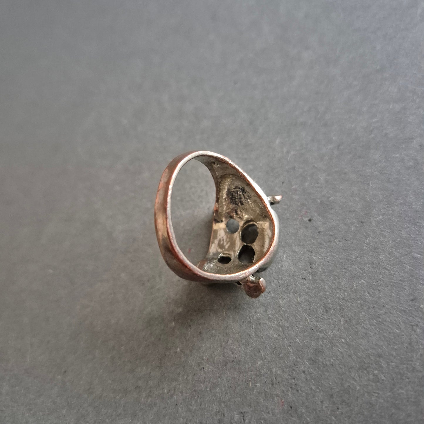 Silberfarbener Totenkopfring – Rockiger Look mit Bandana-Design