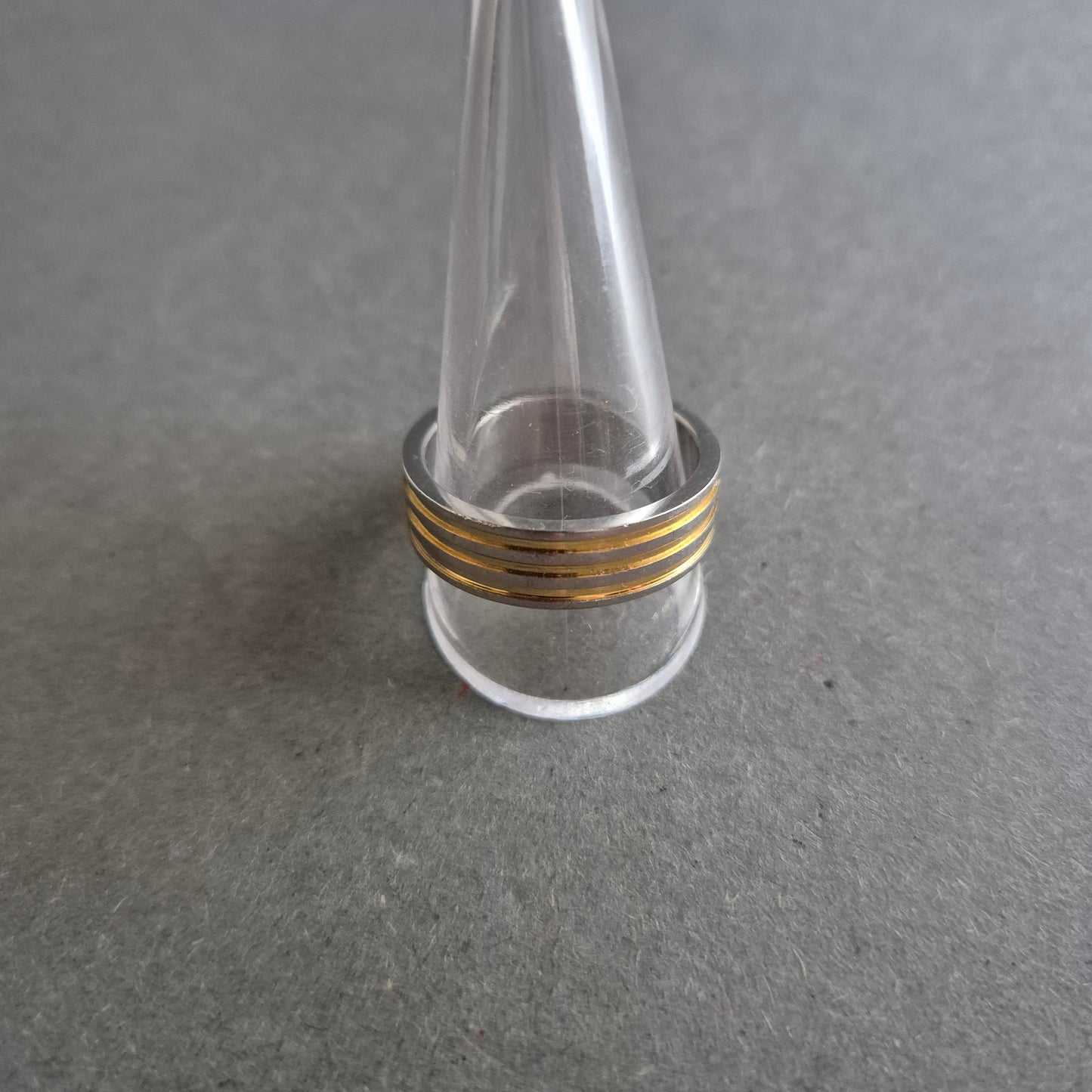 Schlichter Edelstahlring – Zweifarbiger Look mit Goldstreifen