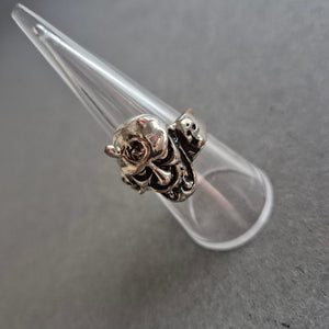Silberfarbener Ring mit Dämonenmaske – Gothic-Design mit Hörnern
