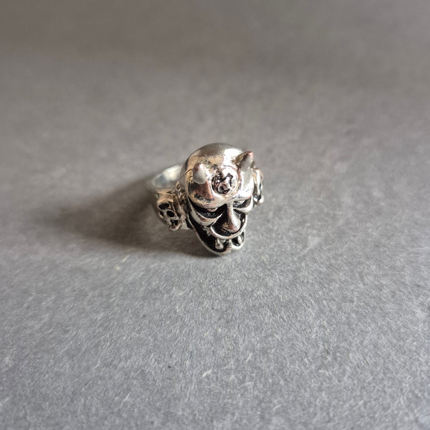 Silberfarbener Ring mit Dämonenmaske – Gothic-Design mit Hörnern