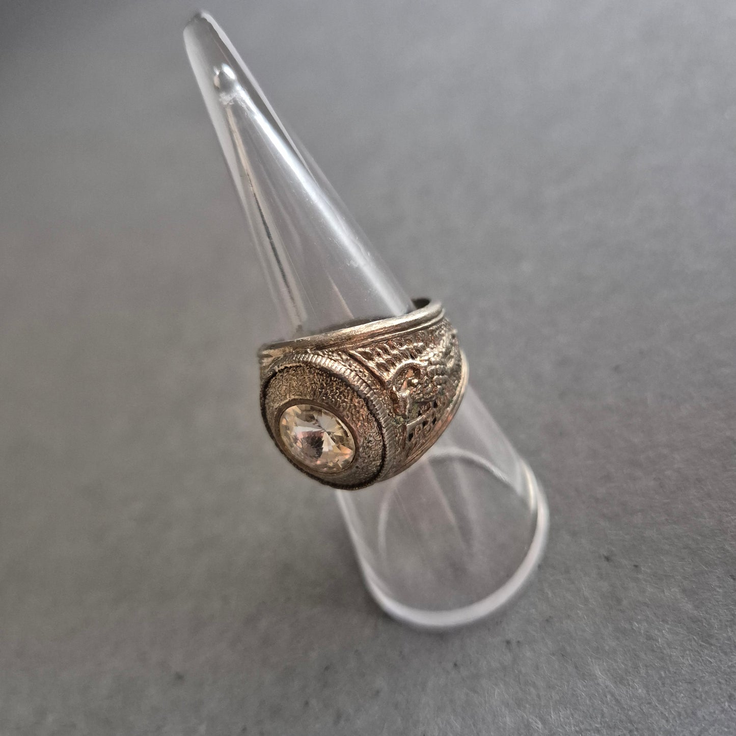 Antik anmutender Ring mit Glasstein – Orientalisches Design