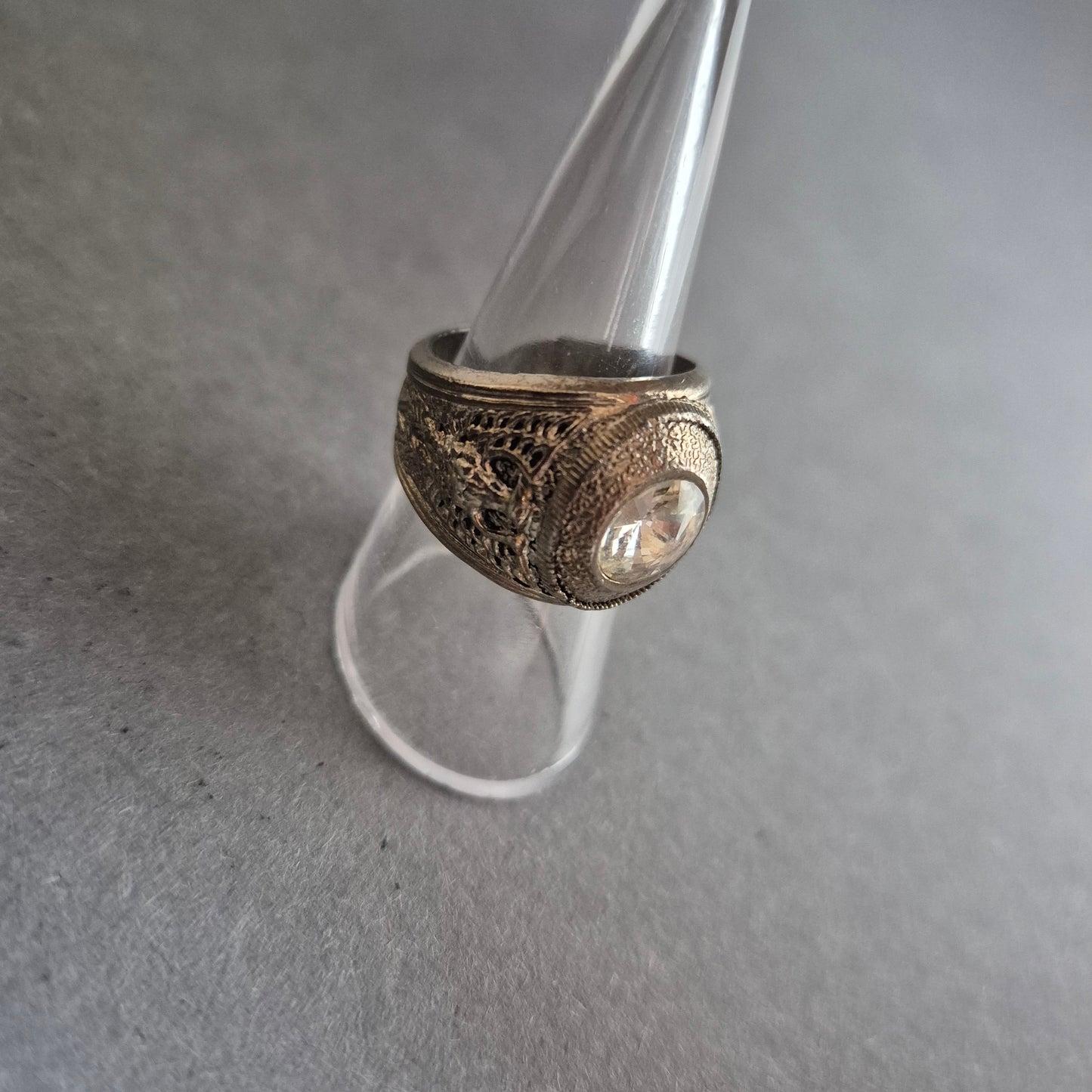 Antik anmutender Ring mit Glasstein – Orientalisches Design