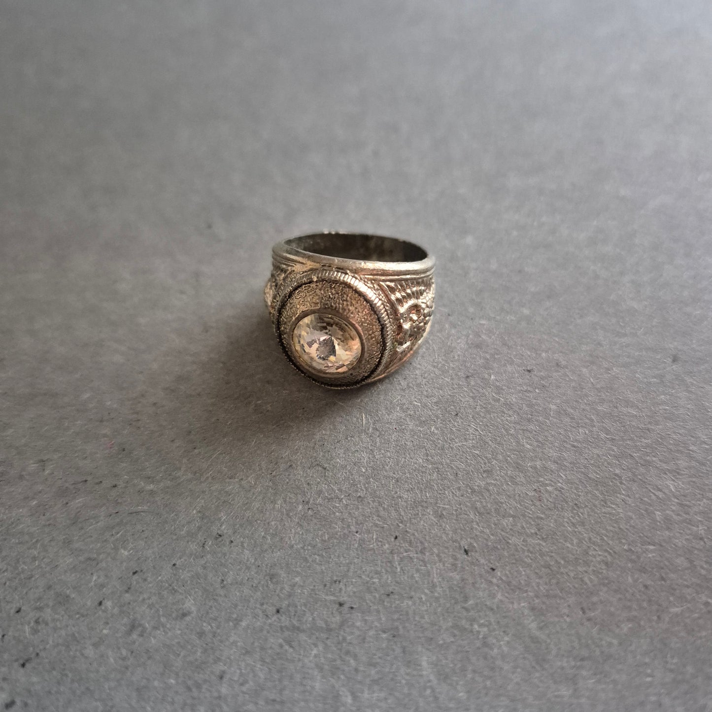 Antik anmutender Ring mit Glasstein – Orientalisches Design