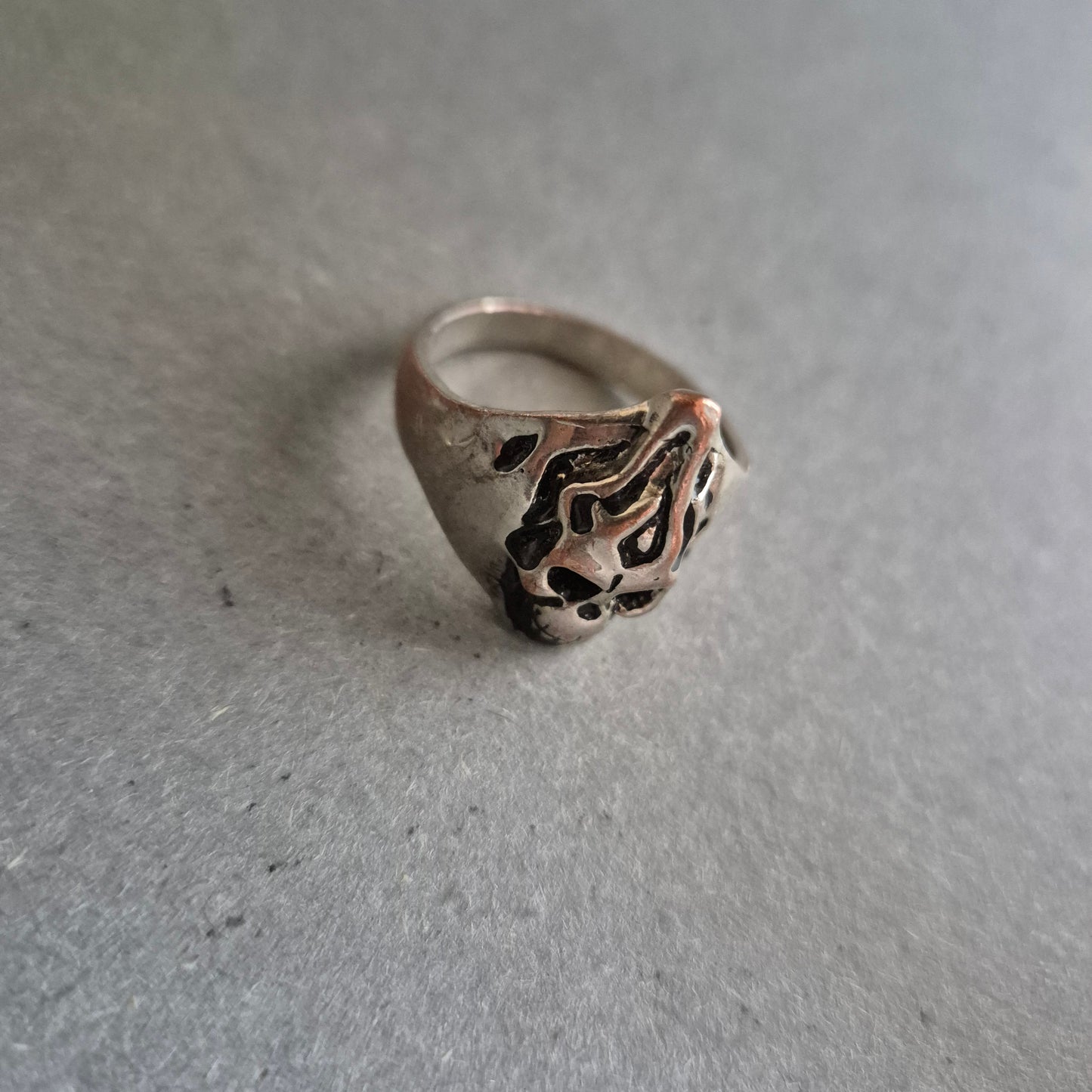 Silberfarbener Ring mit Tribal-Schädel – Dunkler Look mit Struktur