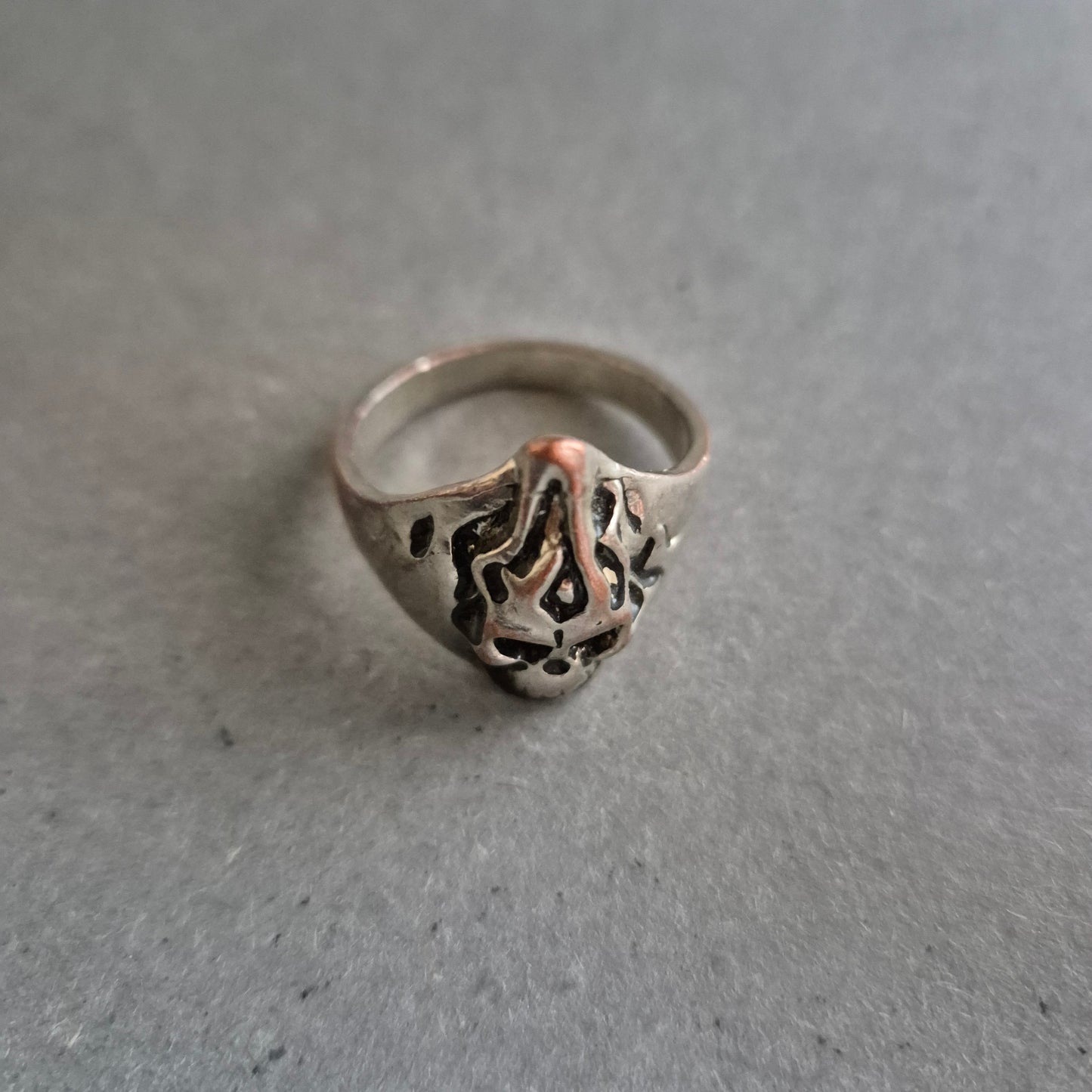 Silberfarbener Ring mit Tribal-Schädel – Dunkler Look mit Struktur