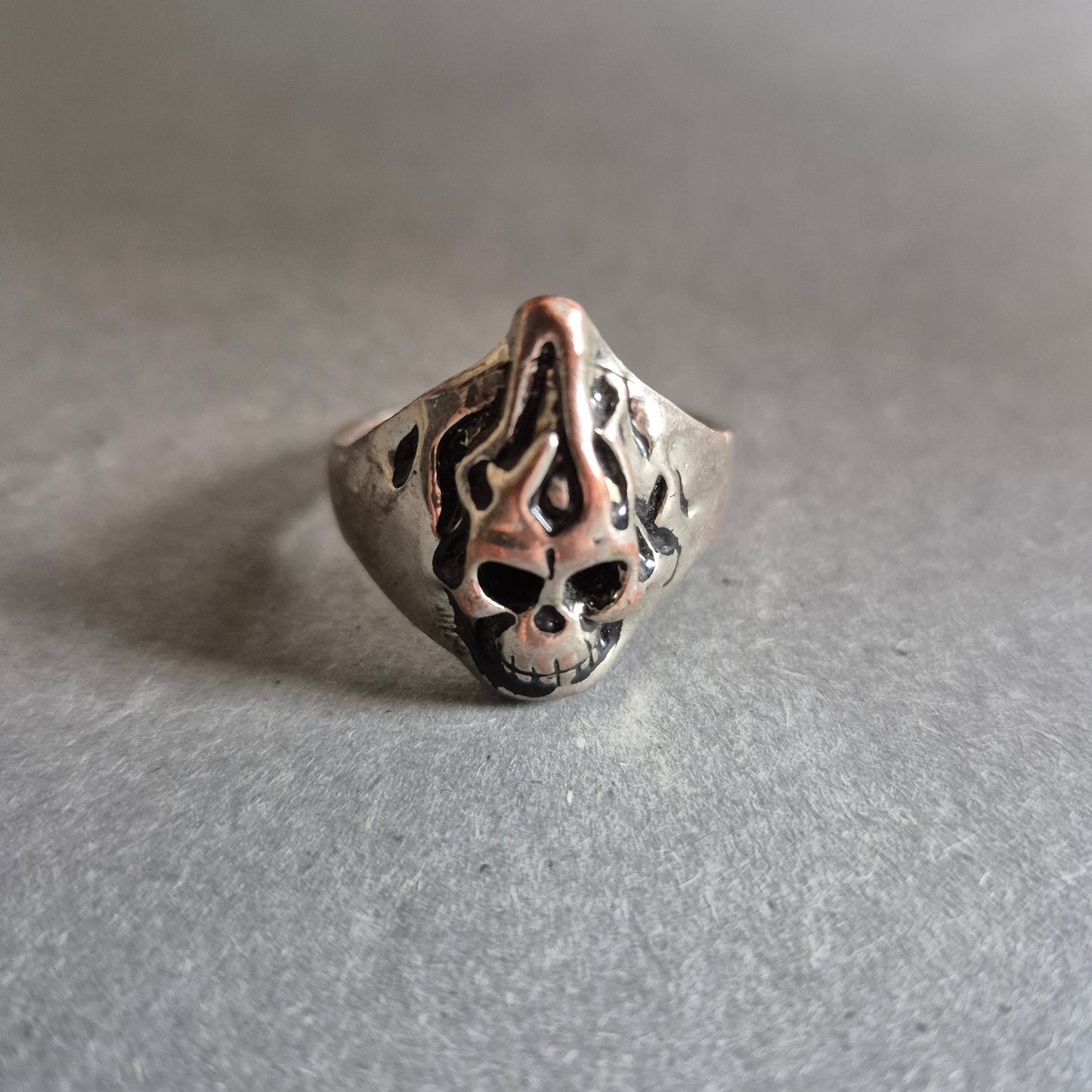 Silberfarbener Ring mit Tribal-Schädel – Dunkler Look mit Struktur
