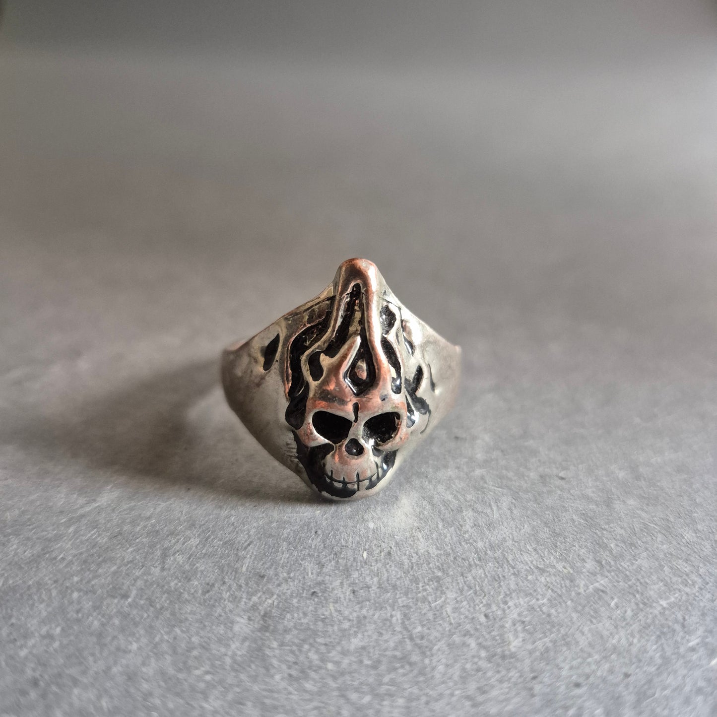 Silberfarbener Ring mit Tribal-Schädel – Dunkler Look mit Struktur
