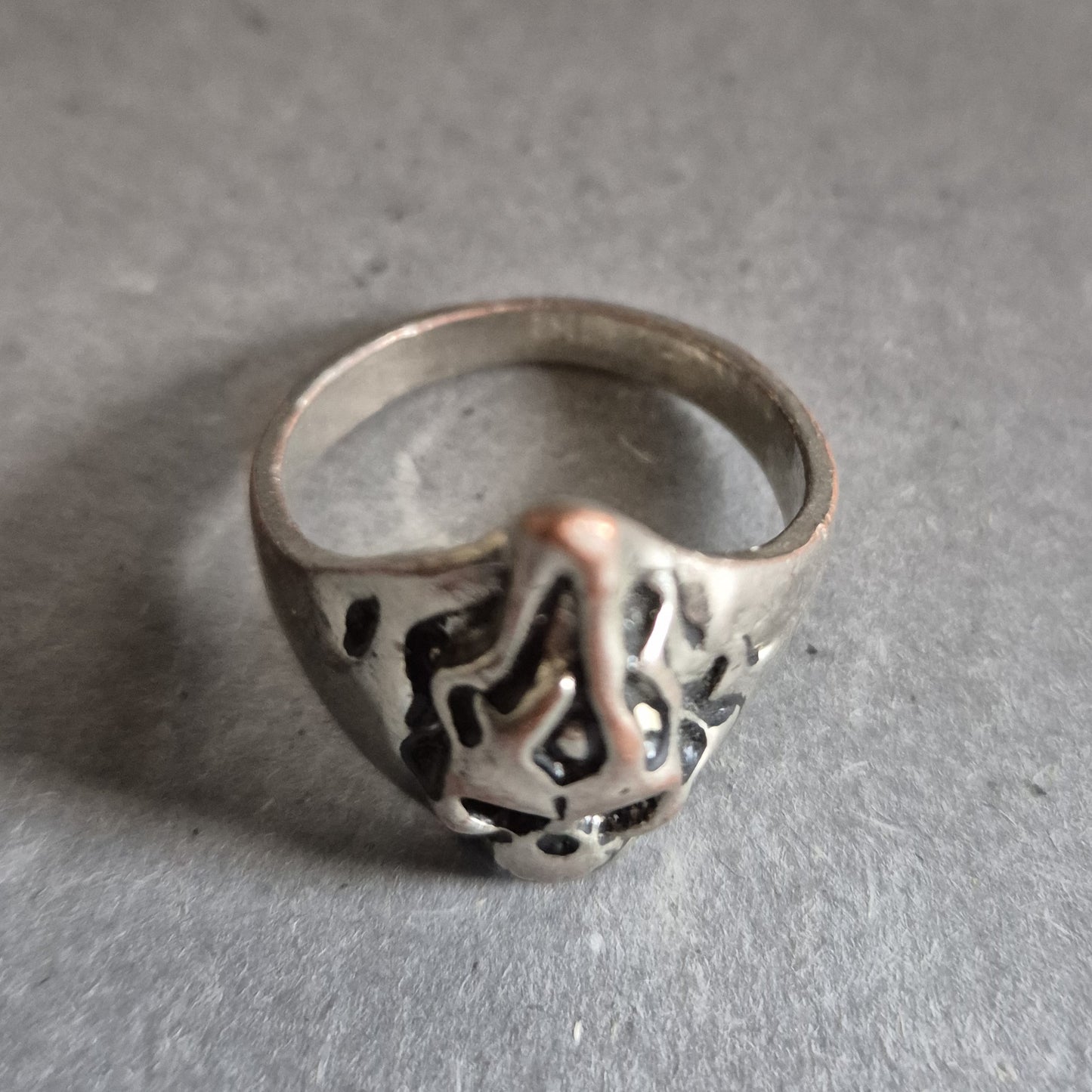 Silberfarbener Ring mit Tribal-Schädel – Dunkler Look mit Struktur