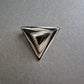 Geometrische Vintage-Brosche – Dreieck-Design in Schwarz-Weiß