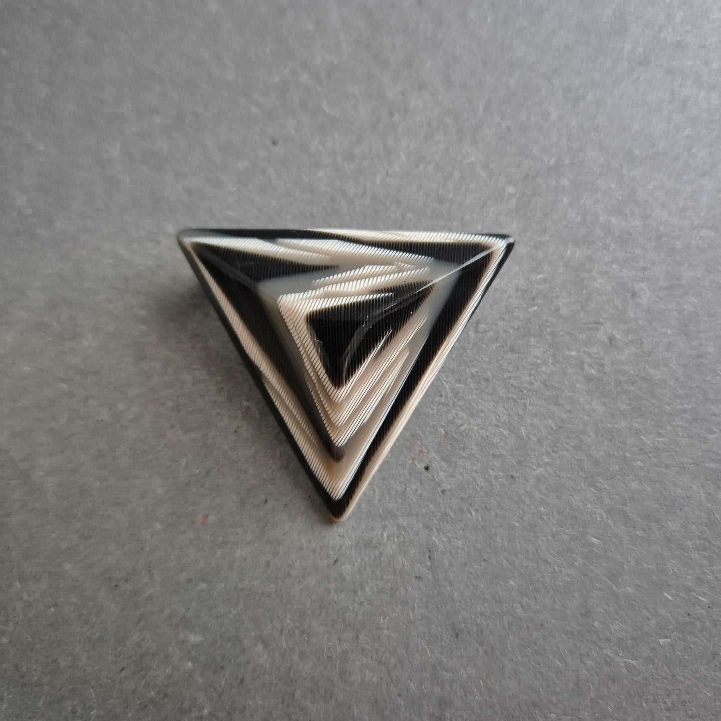 Geometrische Vintage-Brosche – Dreieck-Design in Schwarz-Weiß