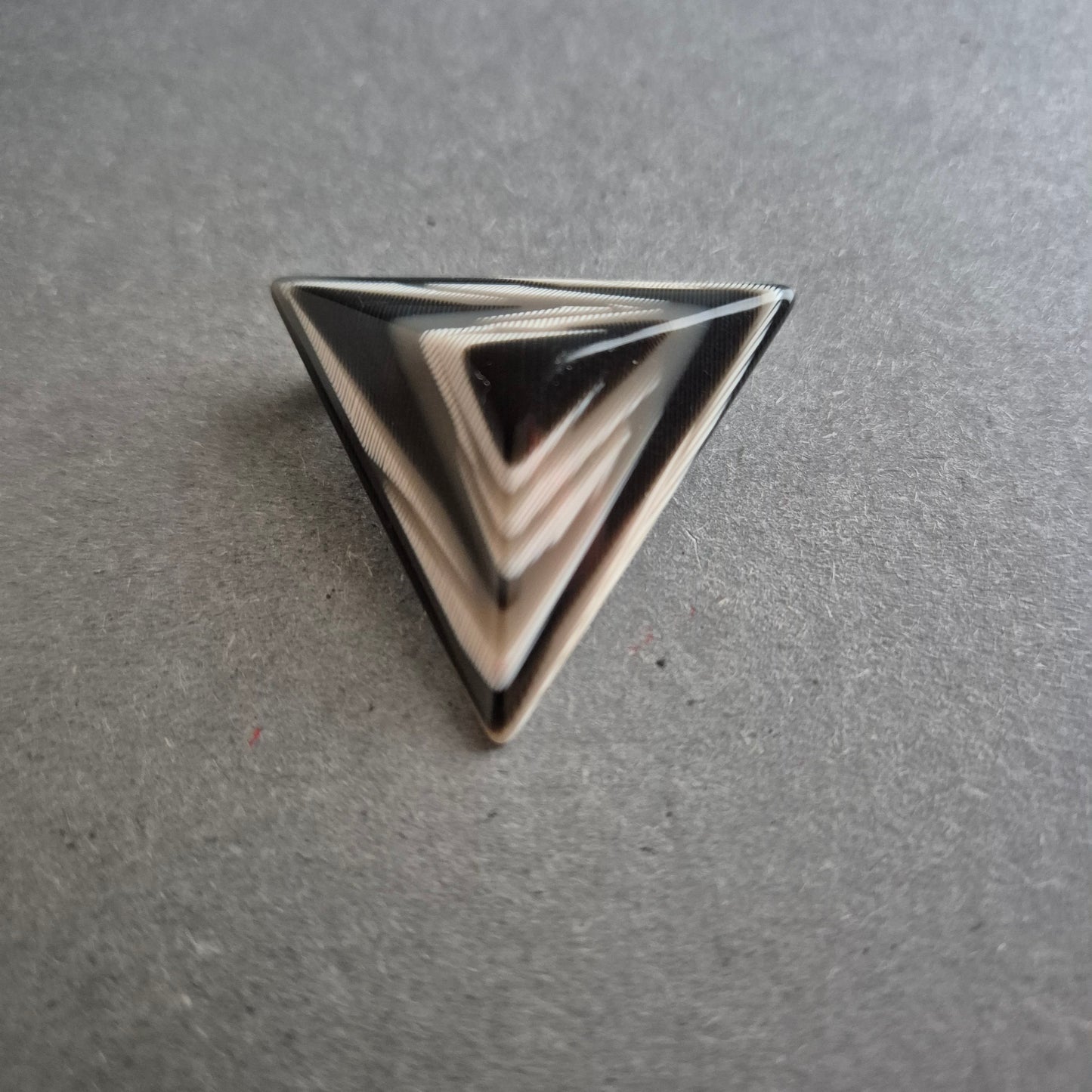 Geometrische Vintage-Brosche – Dreieck-Design in Schwarz-Weiß
