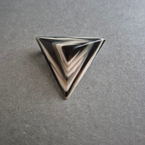 Geometrische Vintage-Brosche – Dreieck-Design in Schwarz-Weiß