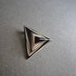 Geometrische Vintage-Brosche – Dreieck-Design in Schwarz-Weiß