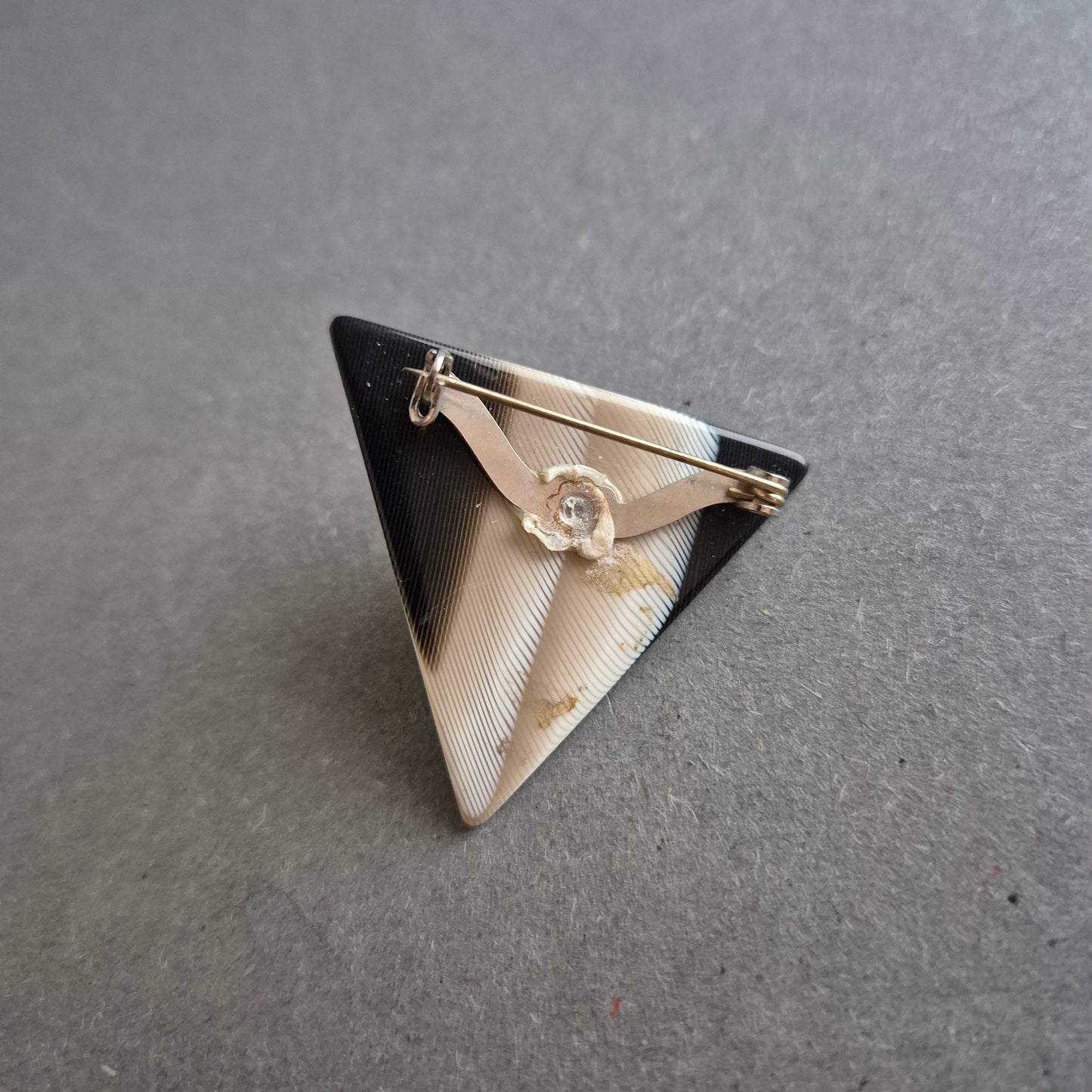 Geometrische Vintage-Brosche – Dreieck-Design in Schwarz-Weiß