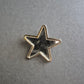 Verspielte Stern-Brosche aus Metall – Glänzender Hingucker