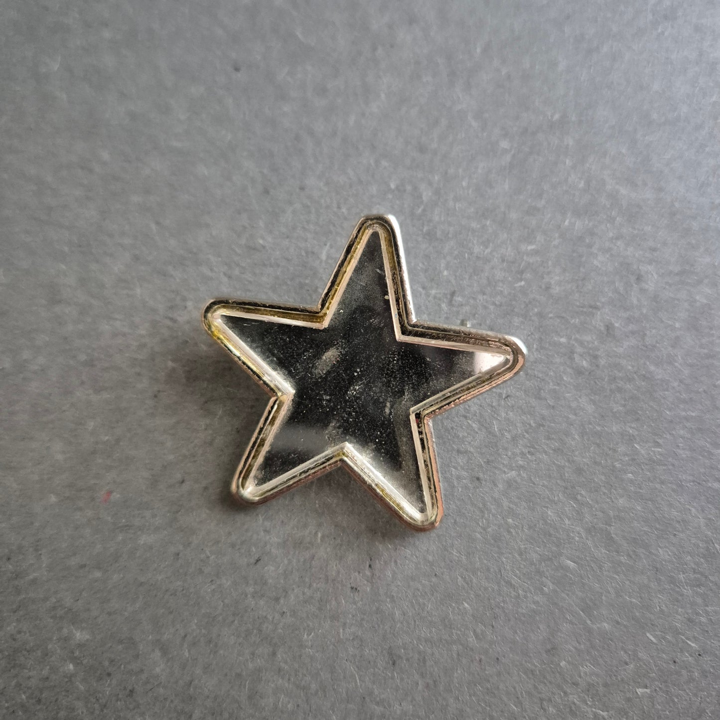 Verspielte Stern-Brosche aus Metall – Glänzender Hingucker