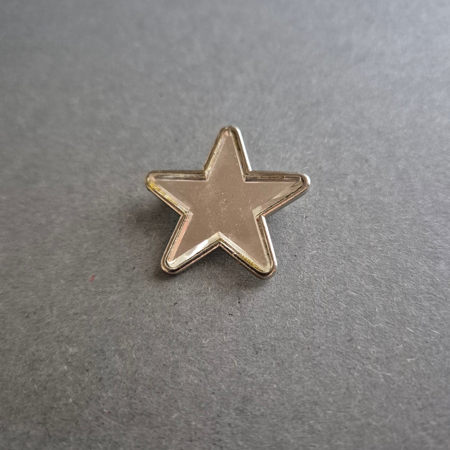 Verspielte Stern-Brosche aus Metall – Glänzender Hingucker