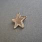 Verspielte Stern-Brosche aus Metall – Glänzender Hingucker