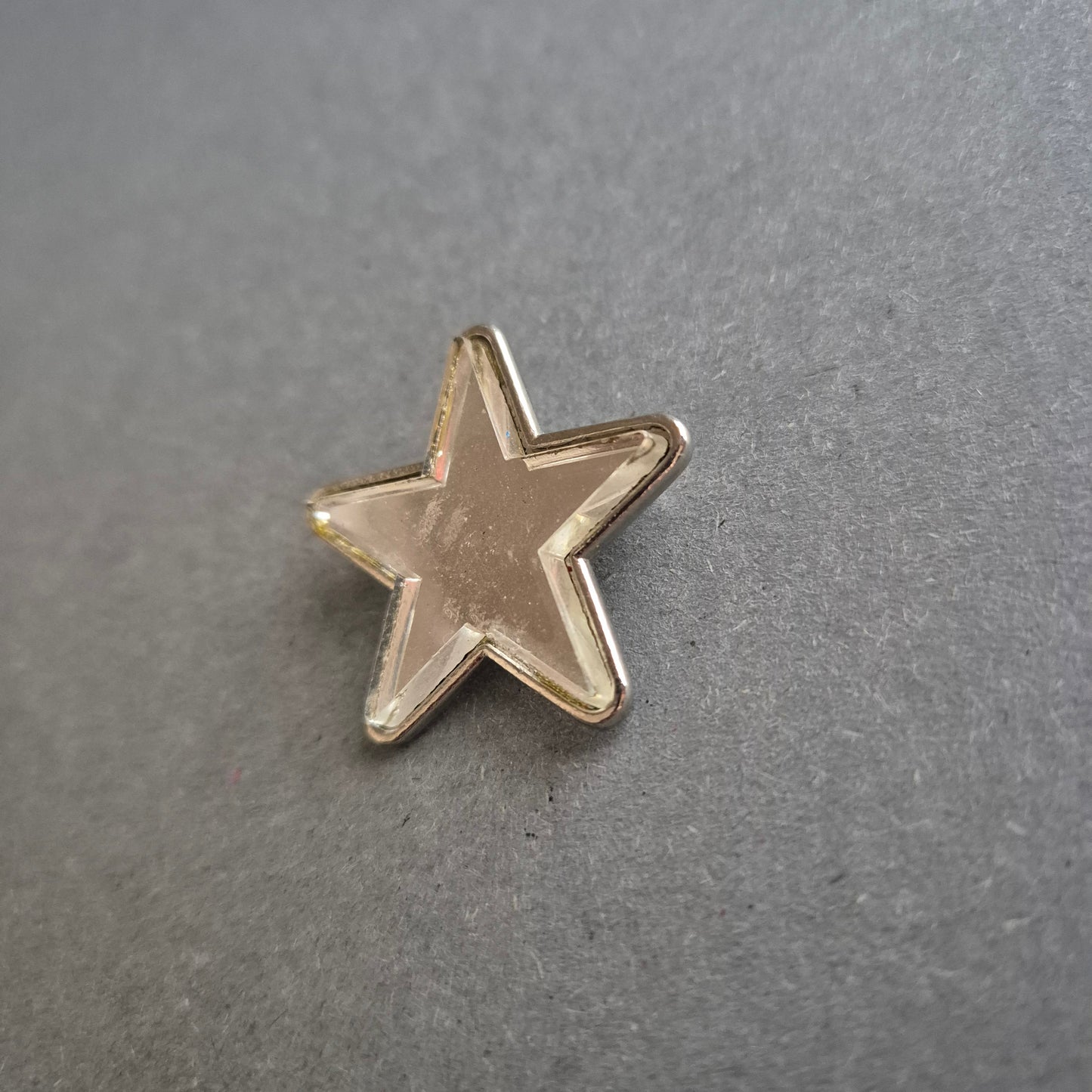 Verspielte Stern-Brosche aus Metall – Glänzender Hingucker