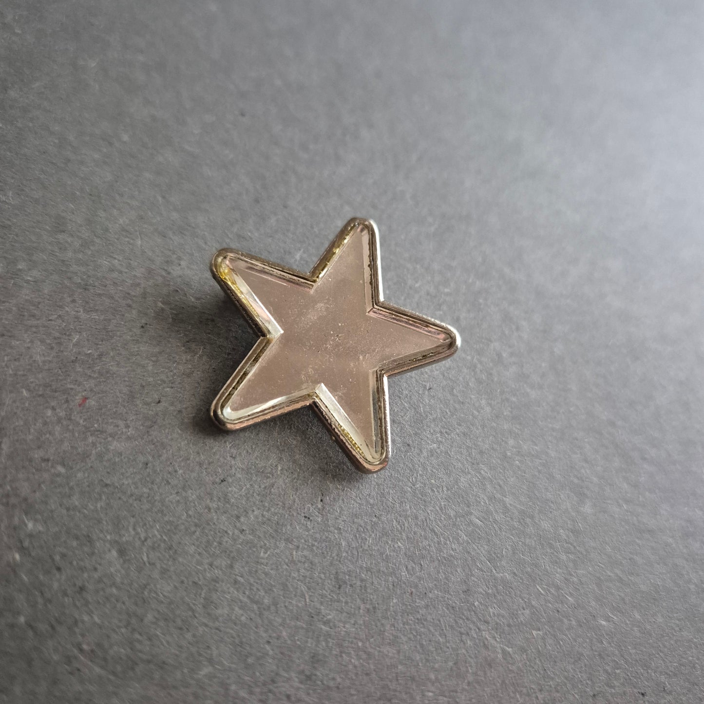 Verspielte Stern-Brosche aus Metall – Glänzender Hingucker