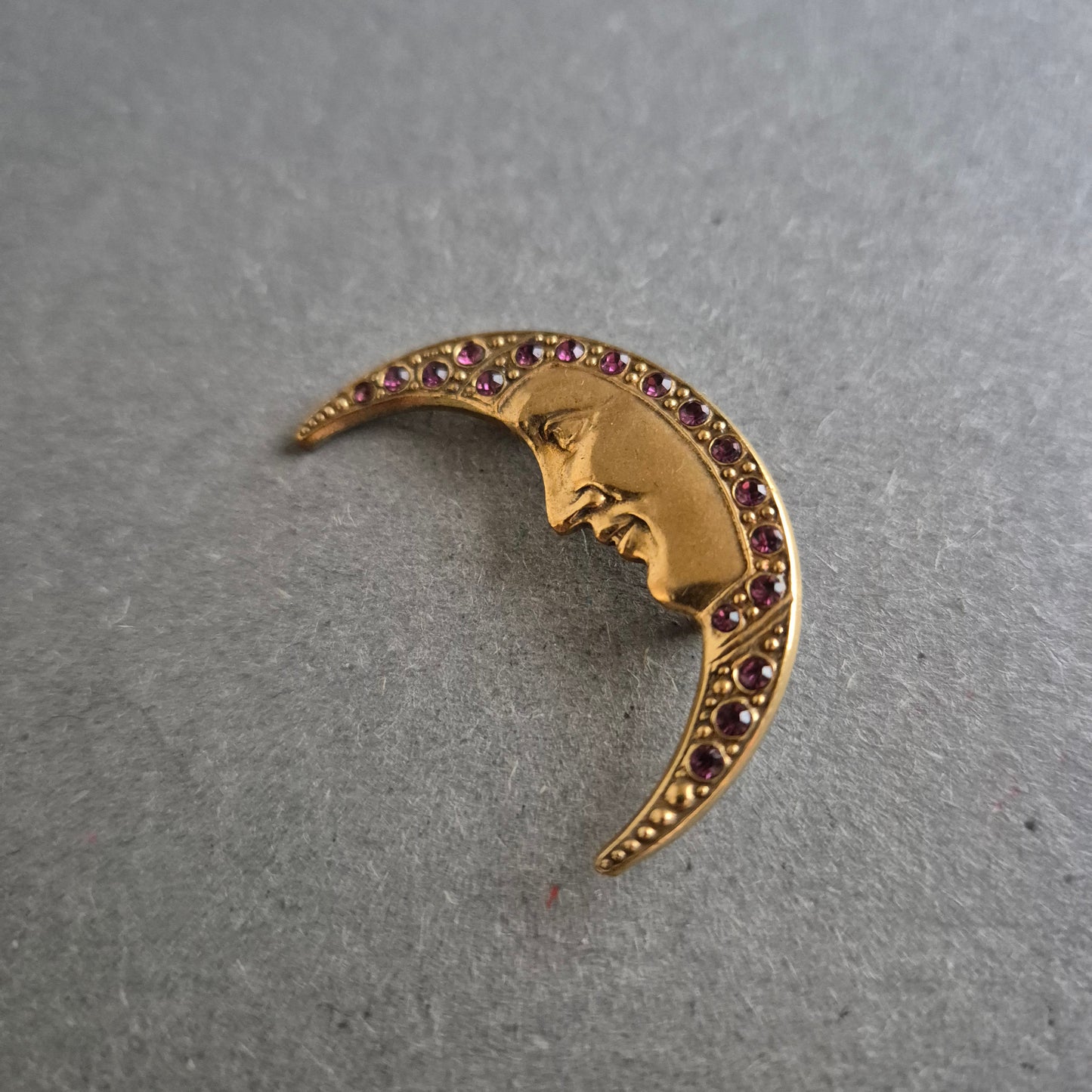 Vintage Halbmond-Brosche mit violetten Strasssteinen – Mystischer Charme