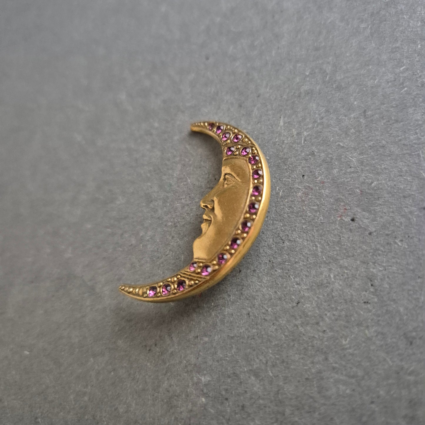 Vintage Halbmond-Brosche mit violetten Strasssteinen – Mystischer Charme