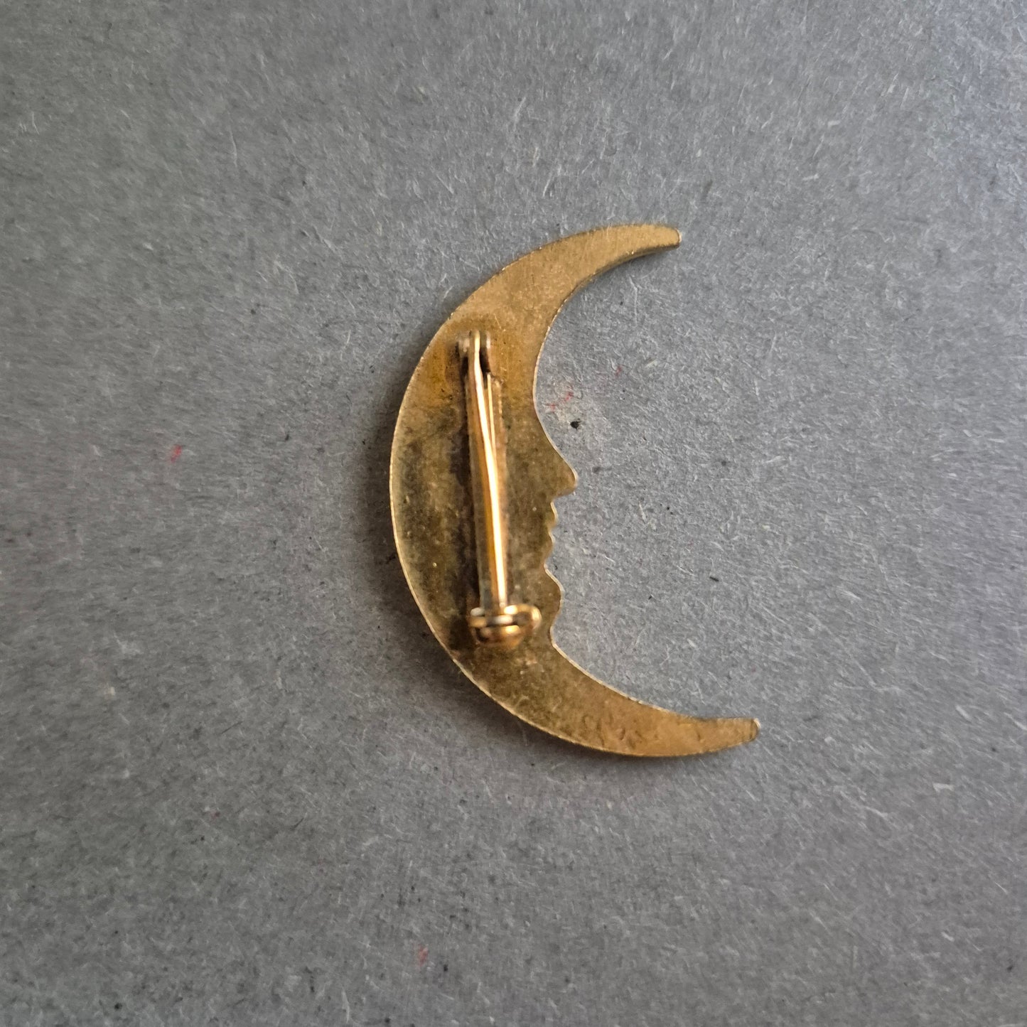 Vintage Halbmond-Brosche mit violetten Strasssteinen – Mystischer Charme