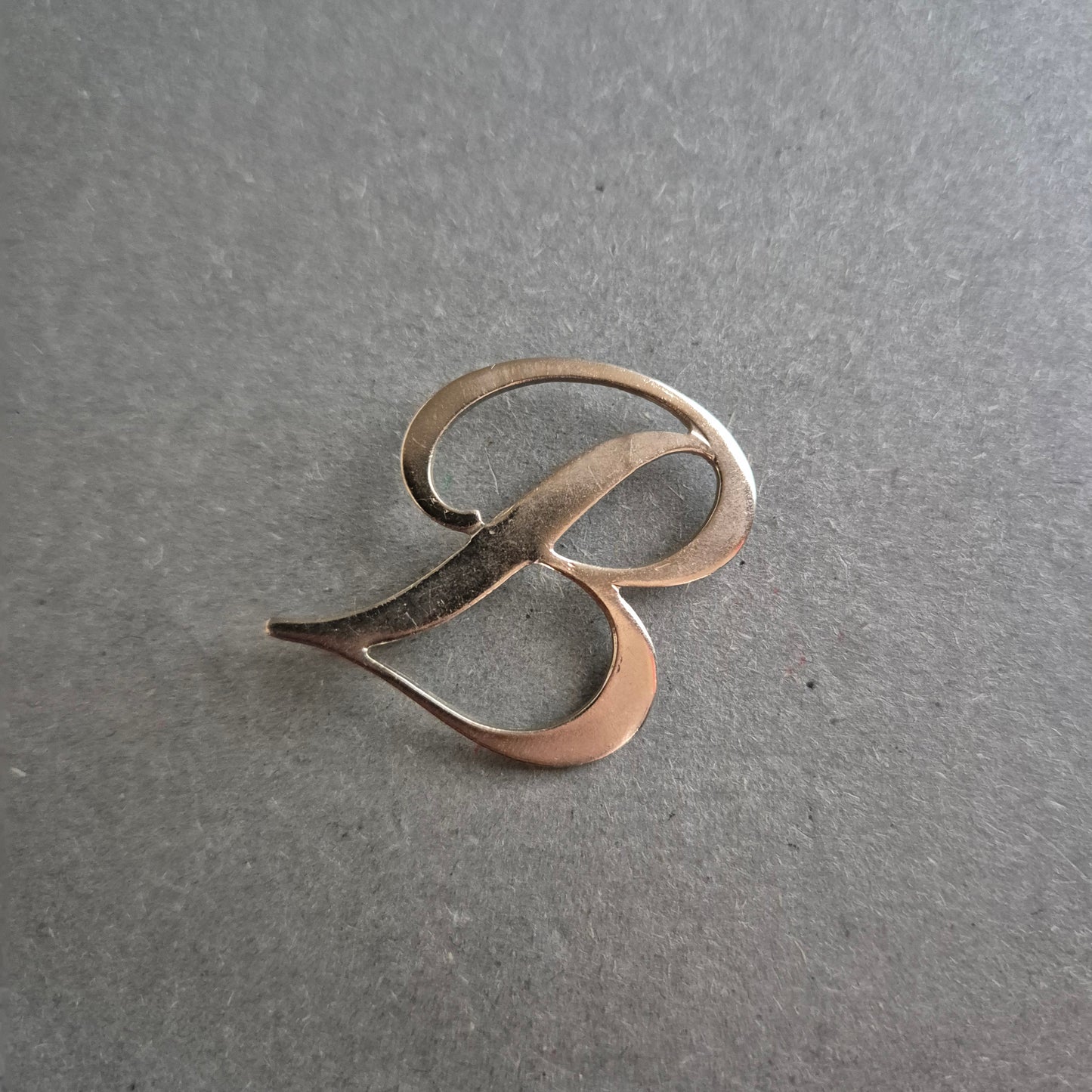 Vintage Brosche „B“ – Stilvolles Statement in Silberoptik