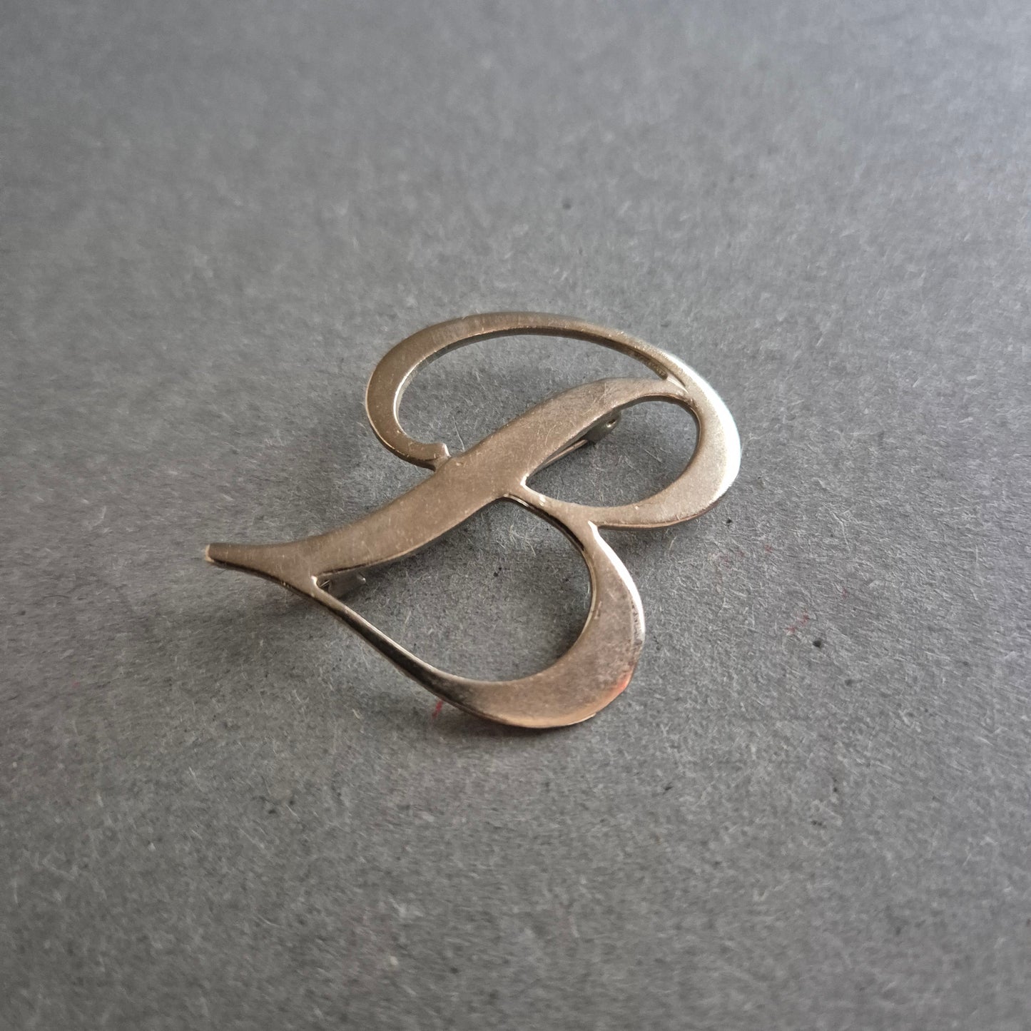 Vintage Brosche „B“ – Stilvolles Statement in Silberoptik