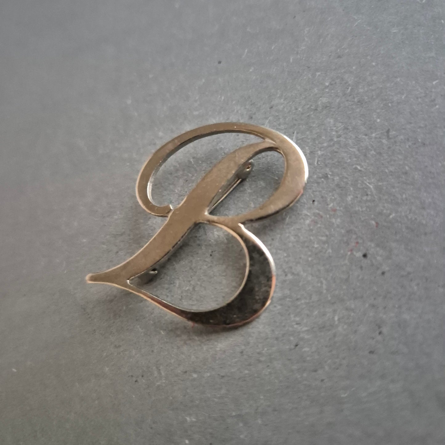 Vintage Brosche „B“ – Stilvolles Statement in Silberoptik