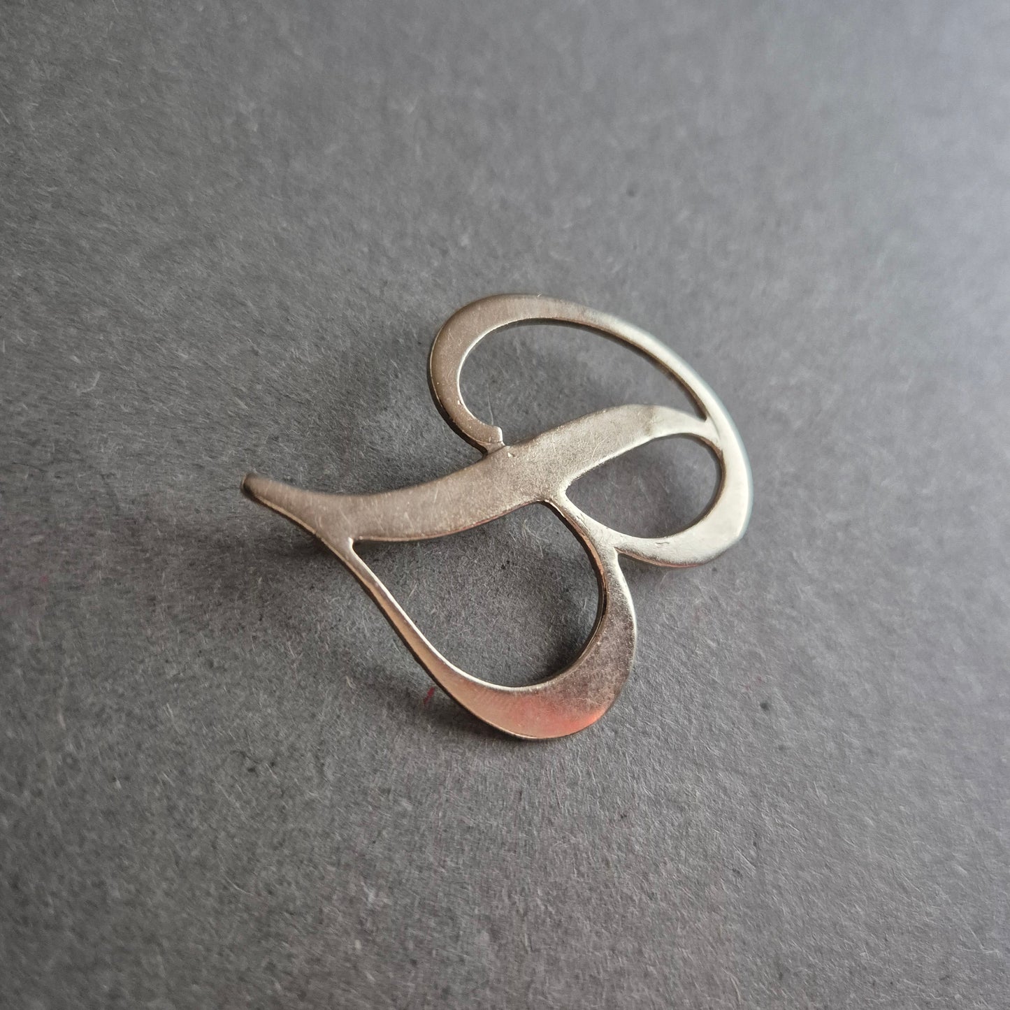 Vintage Brosche „B“ – Stilvolles Statement in Silberoptik