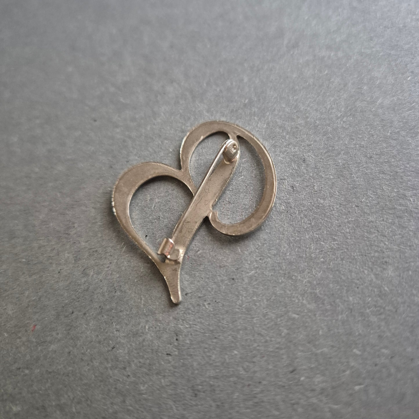 Vintage Brosche „B“ – Stilvolles Statement in Silberoptik