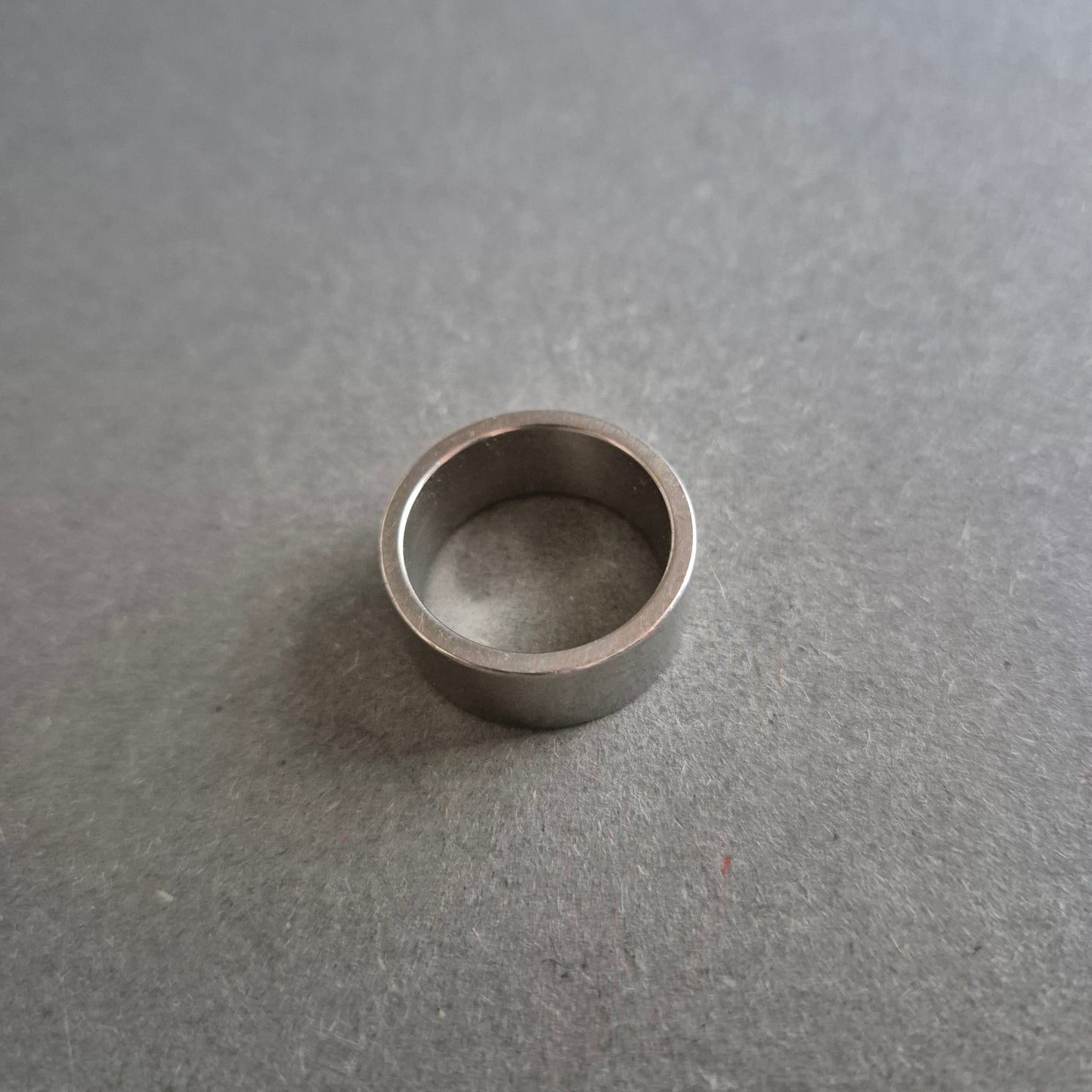 Schlichter Edelstahlring – Breites Design für einen modernen Look