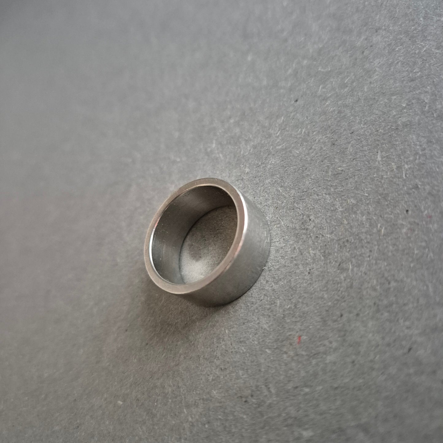 Schlichter Edelstahlring – Breites Design für einen modernen Look