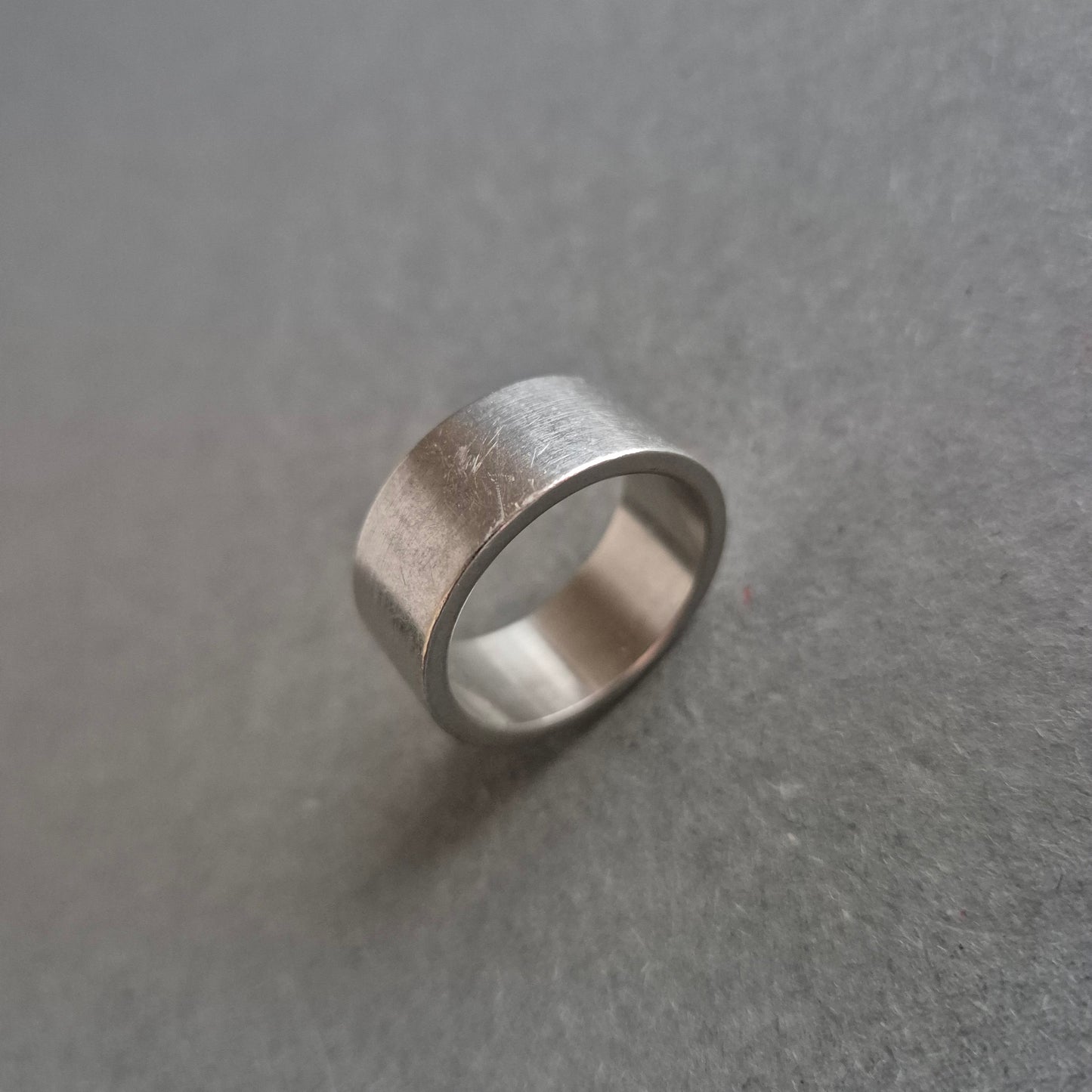 Schlichter Edelstahlring – Breites Design für einen modernen Look