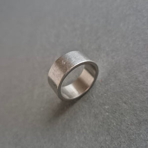 Schlichter Edelstahlring – Breites Design für einen modernen Look