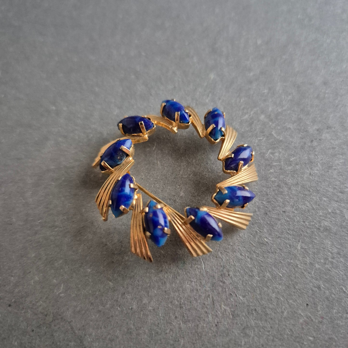 Vintage-Brosche mit blauen Steinen – Eleganz im Retro-Stil