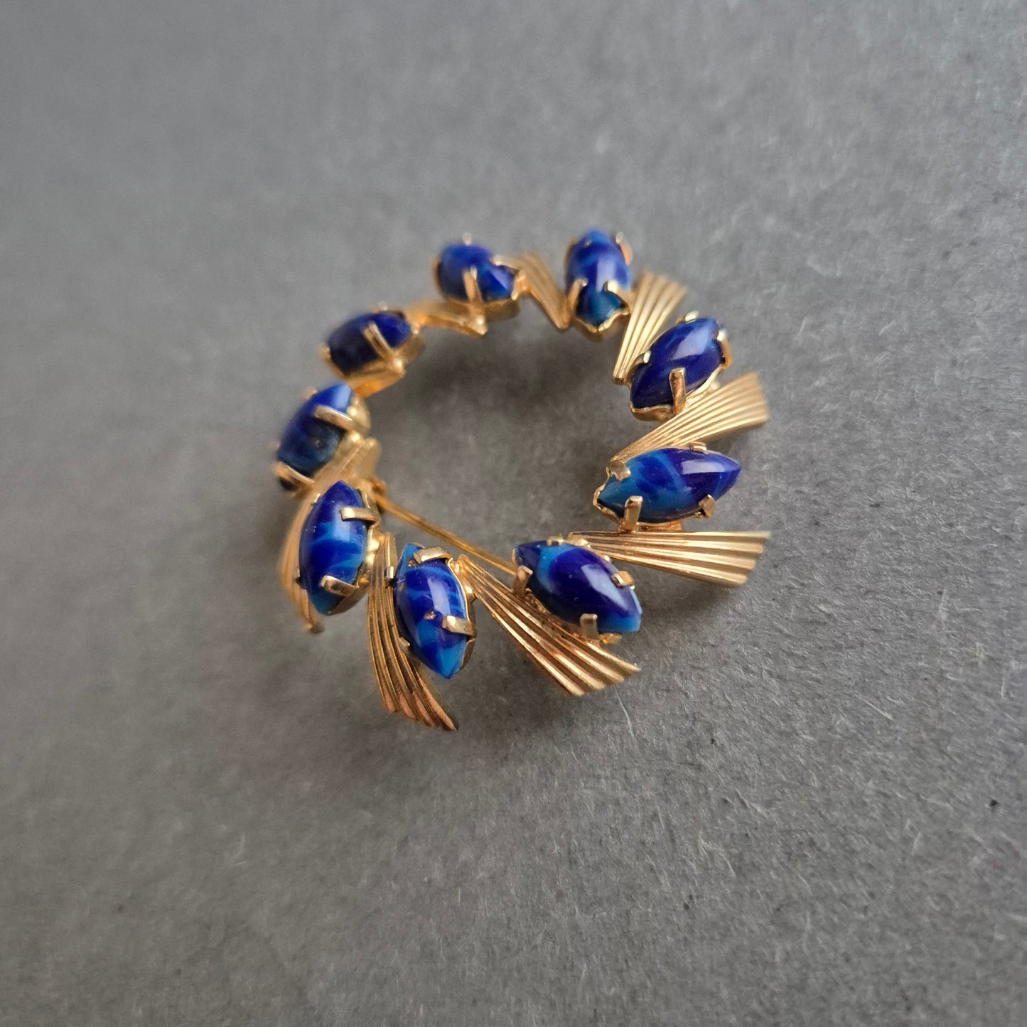 Vintage-Brosche mit blauen Steinen – Eleganz im Retro-Stil