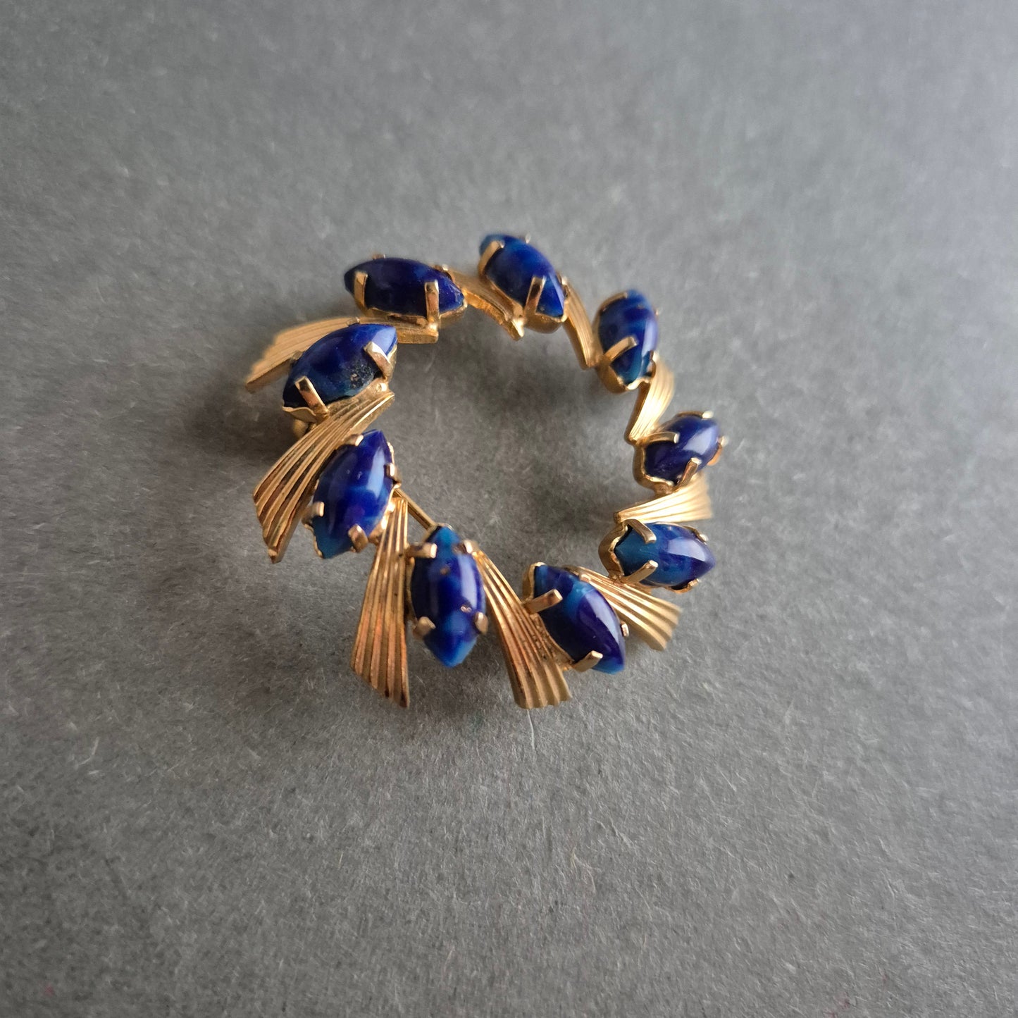 Vintage-Brosche mit blauen Steinen – Eleganz im Retro-Stil