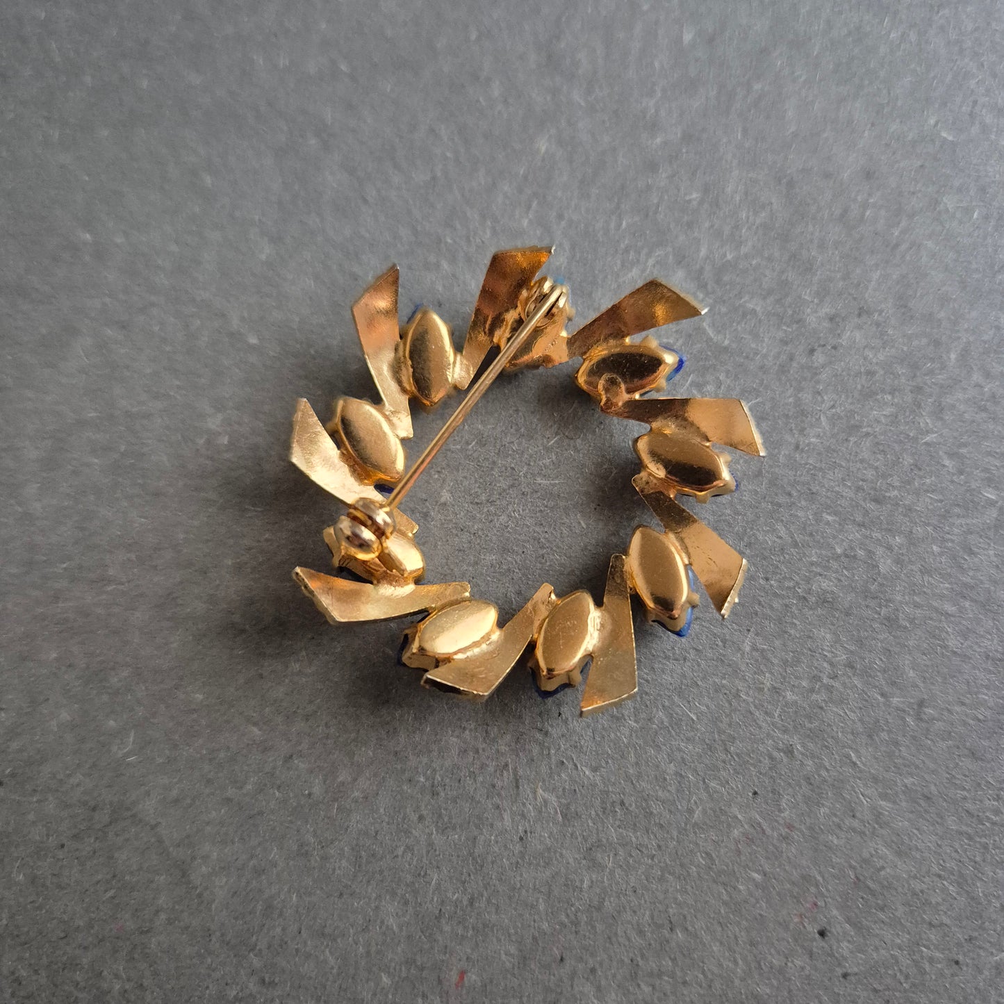 Vintage-Brosche mit blauen Steinen – Eleganz im Retro-Stil