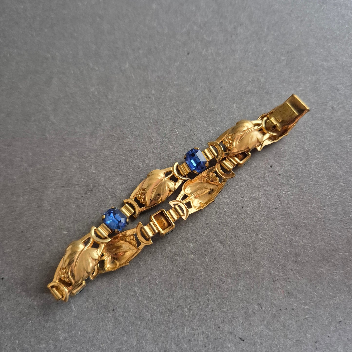 Vergoldetes Vintage-Armband mit blauen Steinen – Elegant und filigran