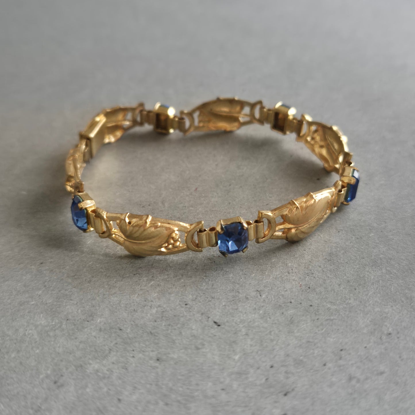 Vergoldetes Vintage-Armband mit blauen Steinen – Elegant und filigran