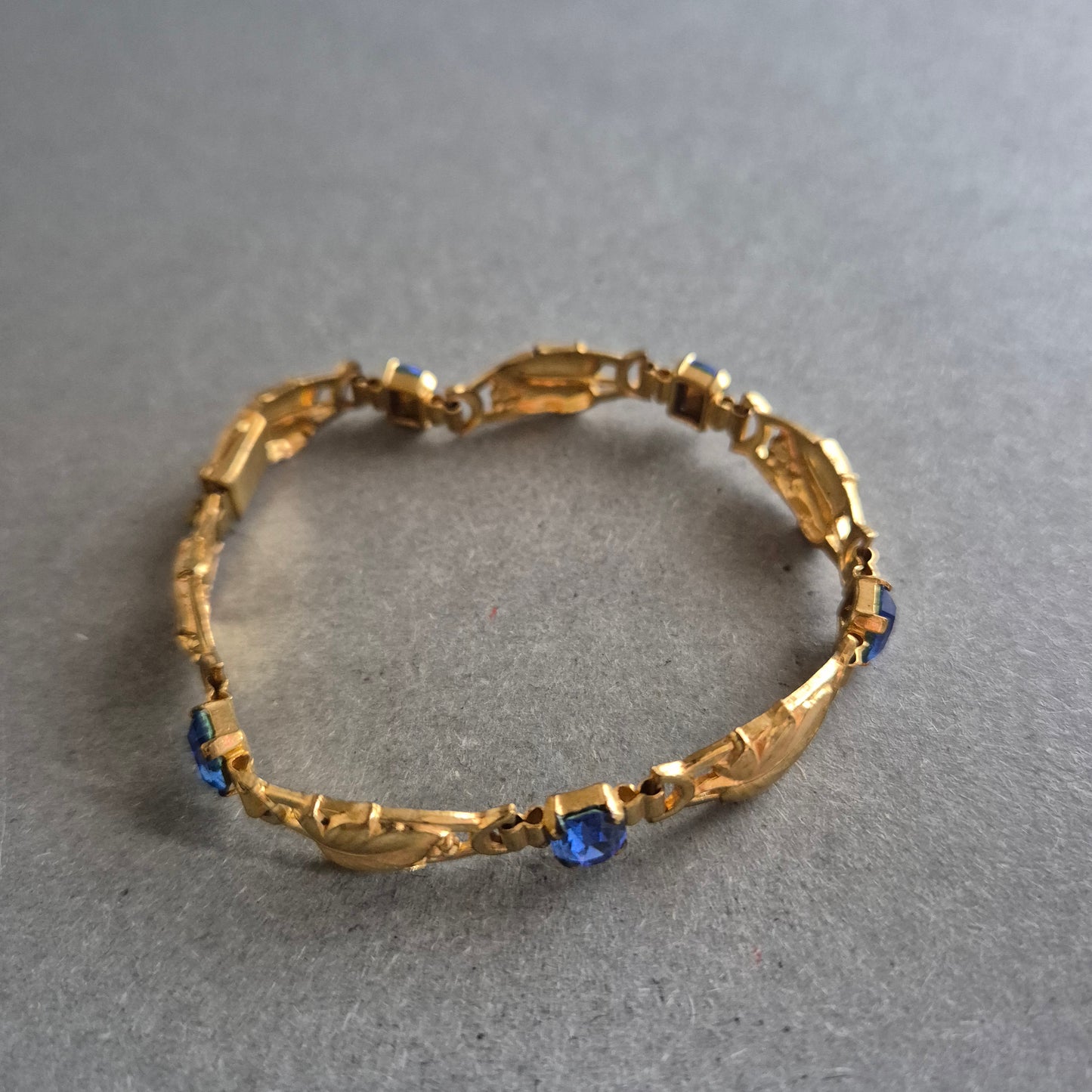 Vergoldetes Vintage-Armband mit blauen Steinen – Elegant und filigran