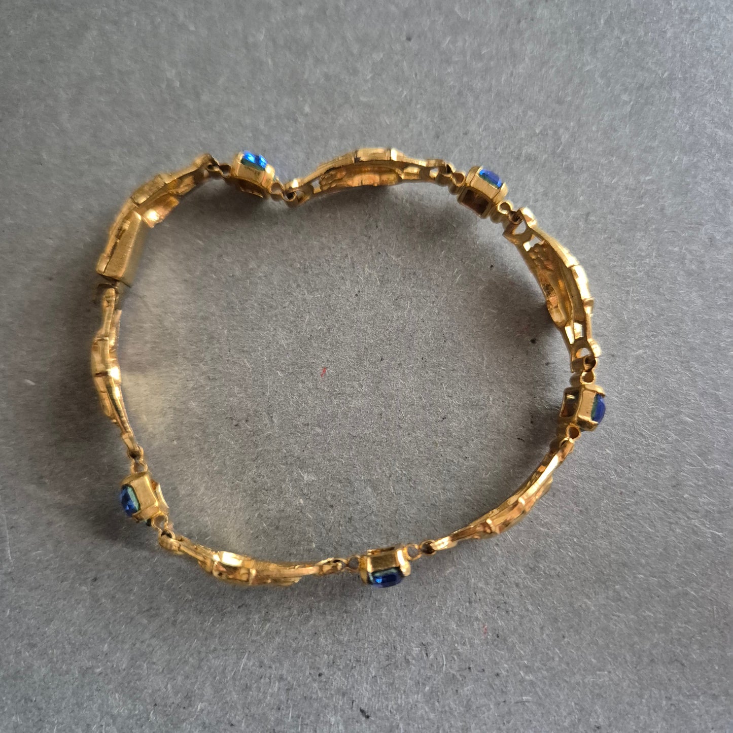 Vergoldetes Vintage-Armband mit blauen Steinen – Elegant und filigran