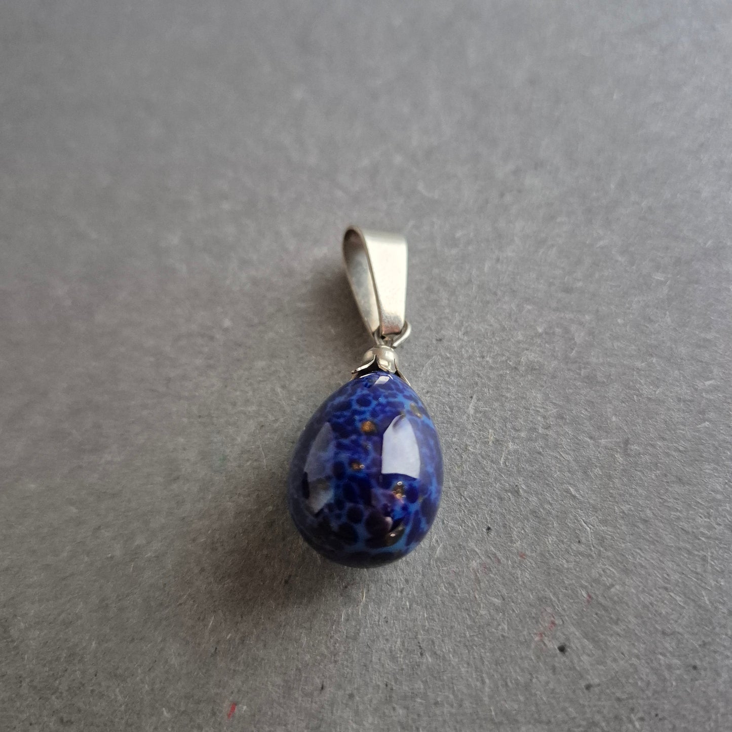 Tropfenförmiger Anhänger mit Sodalith – Natürliche Eleganz in Blau