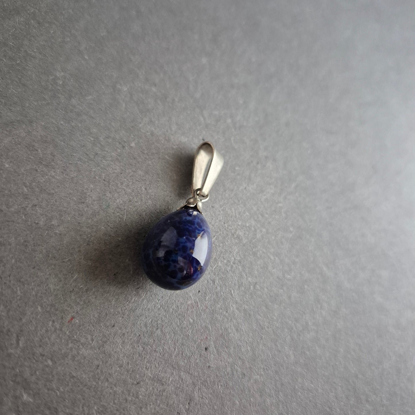 Tropfenförmiger Anhänger mit Sodalith – Natürliche Eleganz in Blau