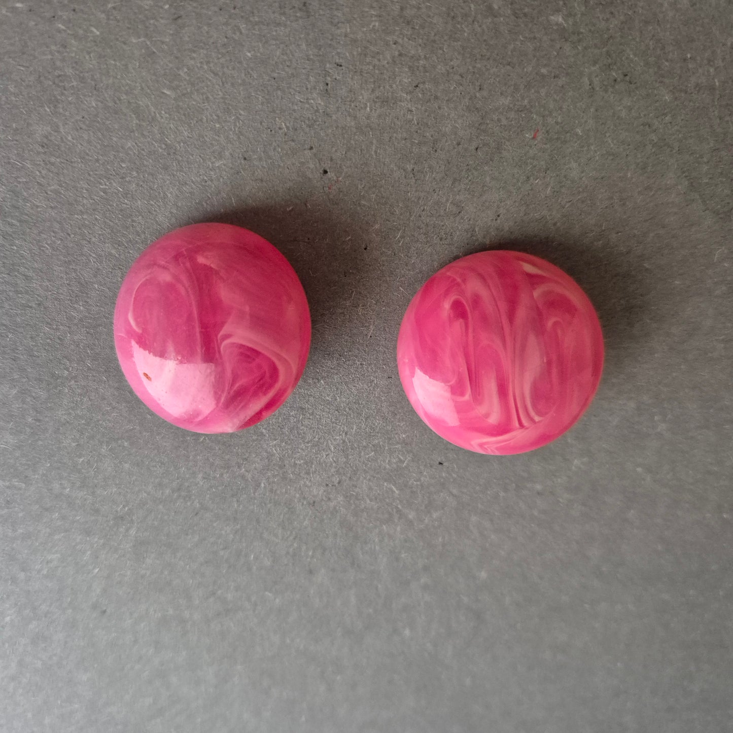 Vintage Ohrclips in Marmor-Optik – Pinker Retro-Chic der 60er
