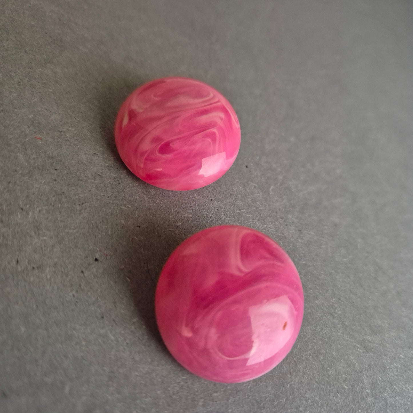 Vintage Ohrclips in Marmor-Optik – Pinker Retro-Chic der 60er