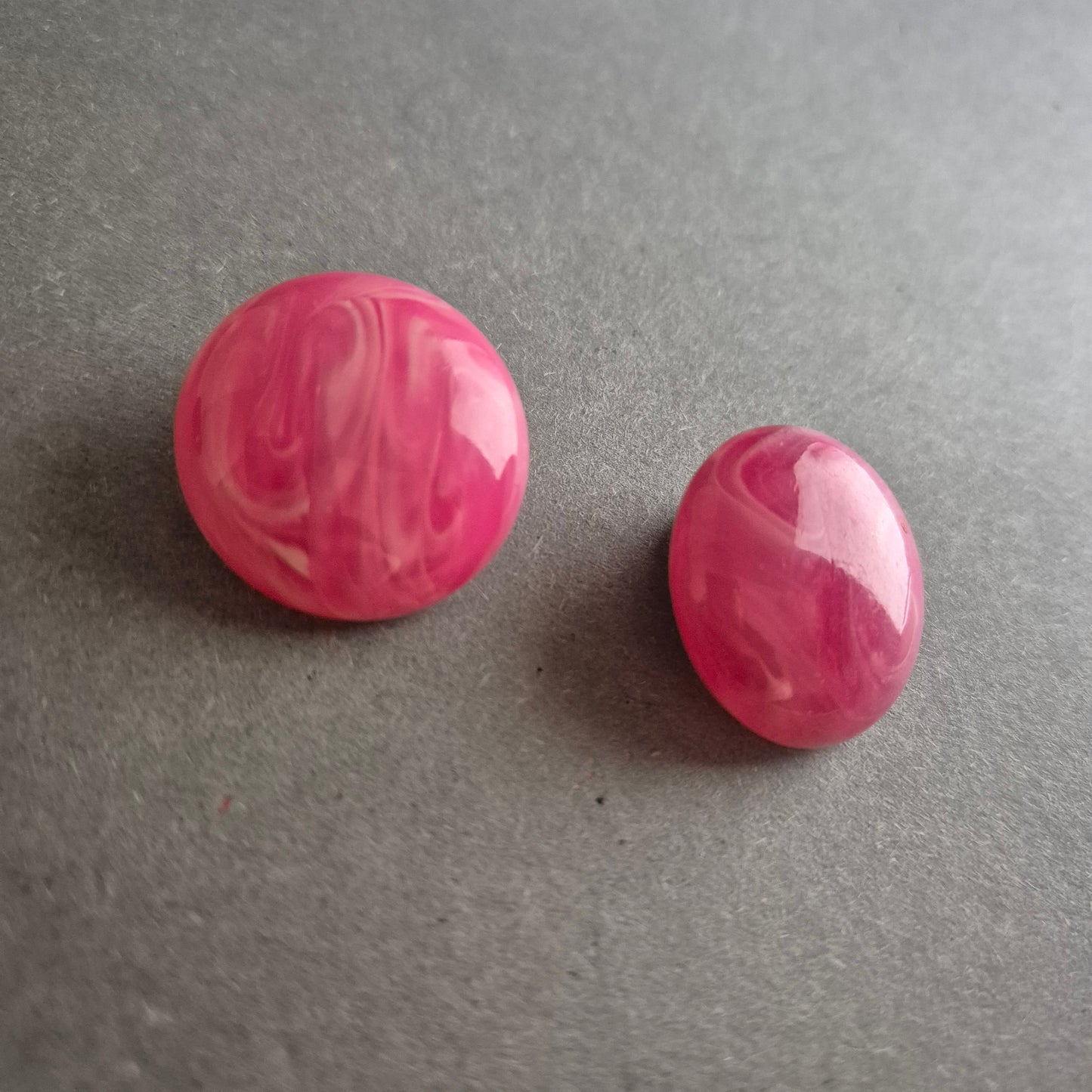 Vintage Ohrclips in Marmor-Optik – Pinker Retro-Chic der 60er
